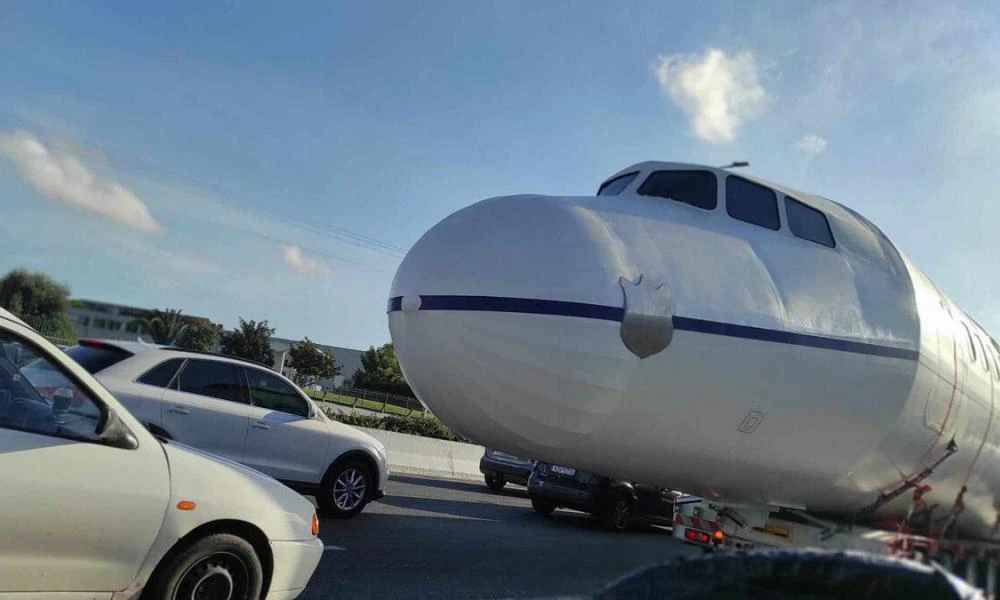 Μεταμόρφωση: Αεροπλάνο «προσγειώθηκε» στην Εθνική Οδό